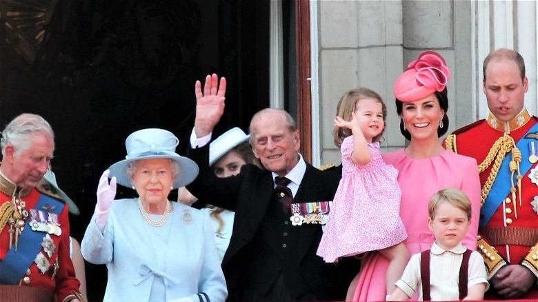 La famille royale salue depuis le balcon du palais de Buckingham pour l'anniversaire de la reine Elizabeth II