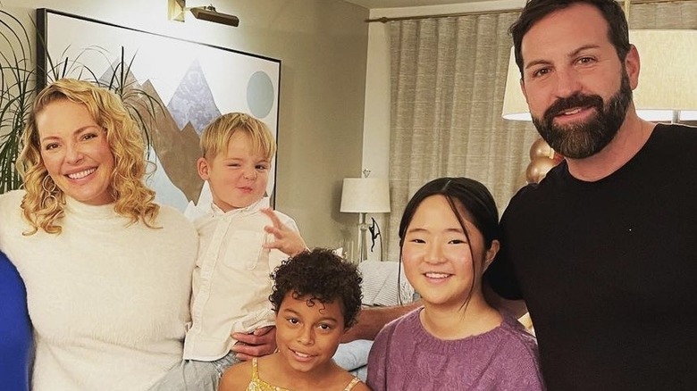 Katherine Heigl, Josh Kelley, avec leurs enfants, souriant