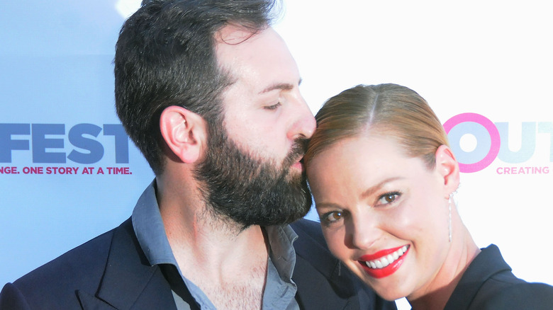 Josh Kelley, embrassant la tête de Katherine Heigl