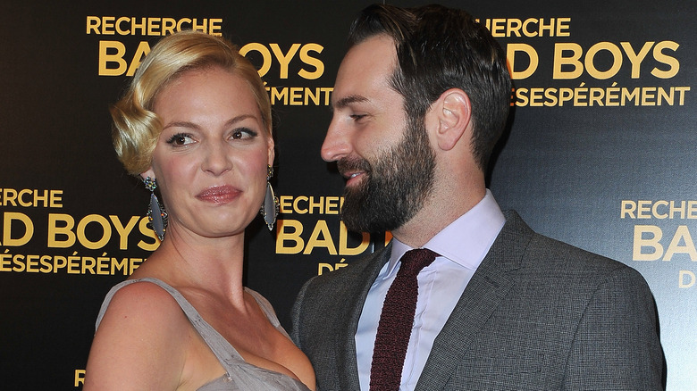 Kathrine Heigl posant, Josh Kelley la regardant