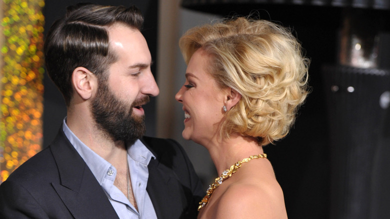 Josh Kelley, Katherine Heigl, se regardant