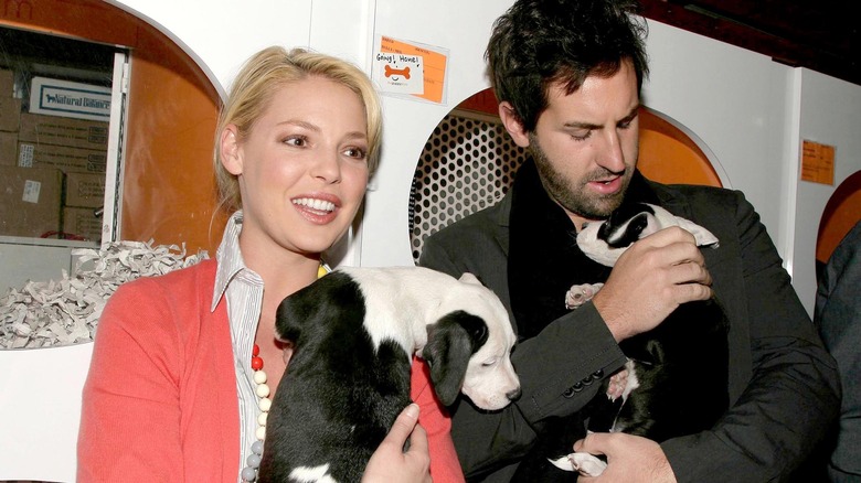 Katherine Heigl, Josh Kelley, tenant des chiots