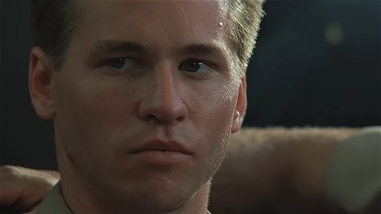 Val Kilmer dans le Top Gun original, regardant ailleurs