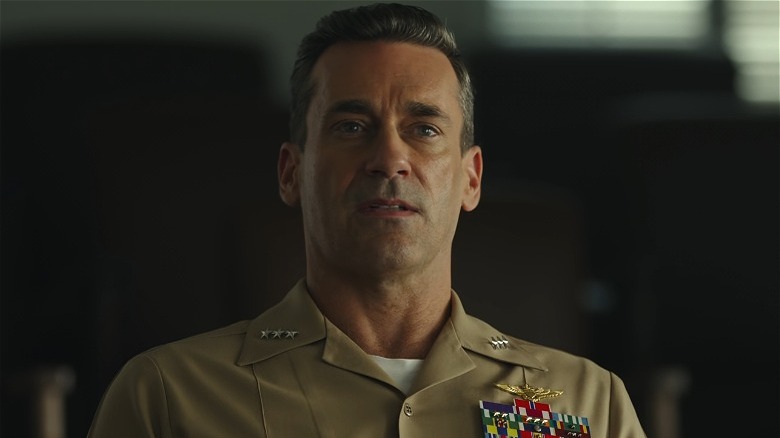 Jon Hamm dans Top Gun: Maverick, parlant