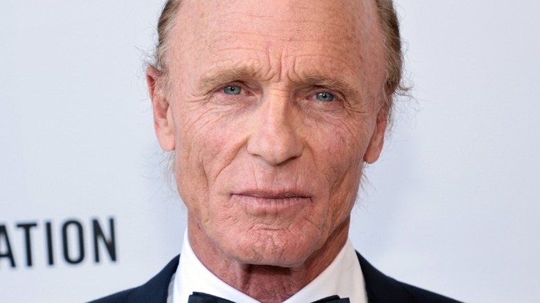 Un gros plan d'Ed Harris, posant