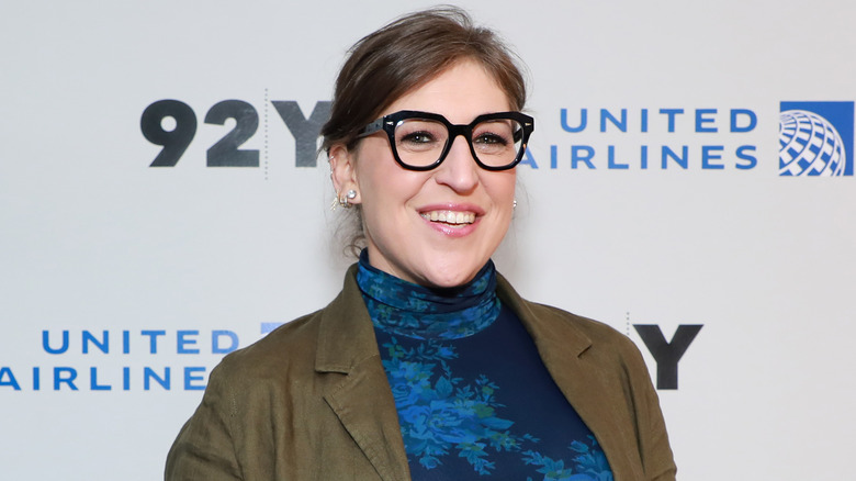 lunettes de sourire Mayim Bialik