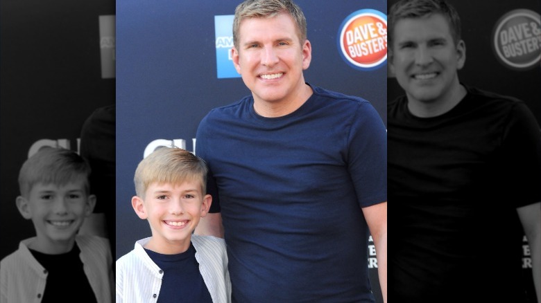 Todd et Grayson Chrisley souriant 