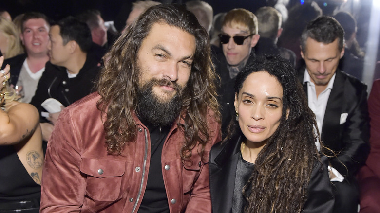 Jason Momoa et Lisa Bonet souriant