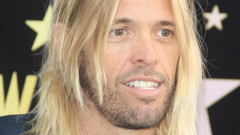 Taylor Hawkins sourit