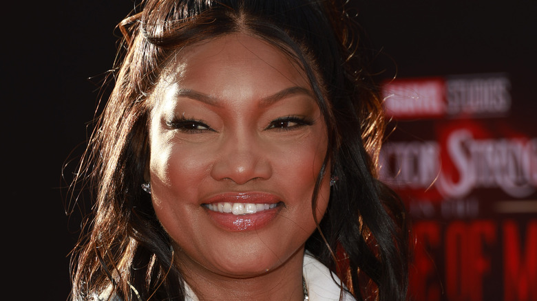 Garcelle Beauvais souriant sur le tapis rouge 