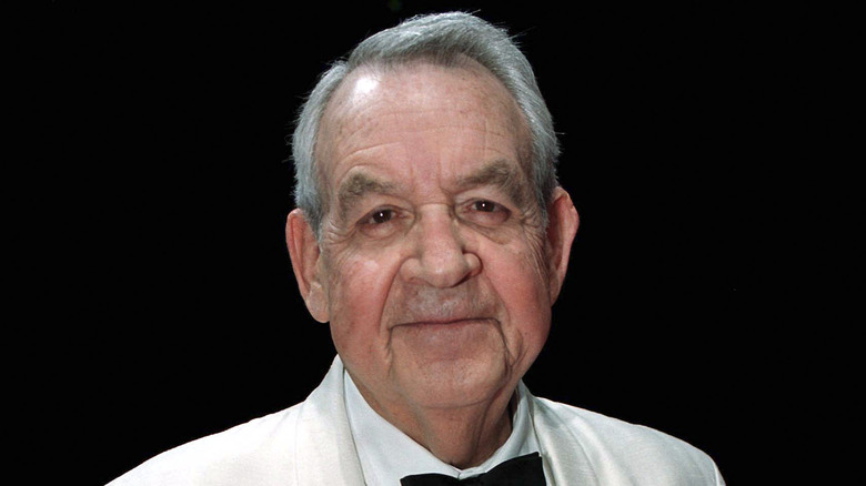 Tom Bosley debout