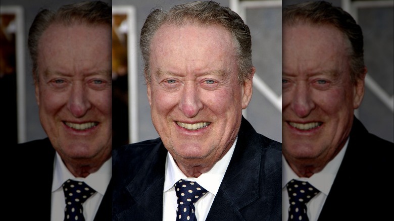 Tom Poston souriant