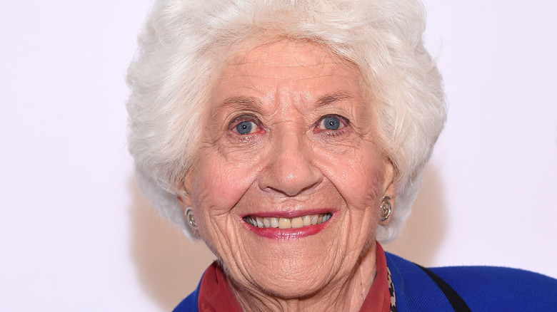 Charlotte Rae souriante