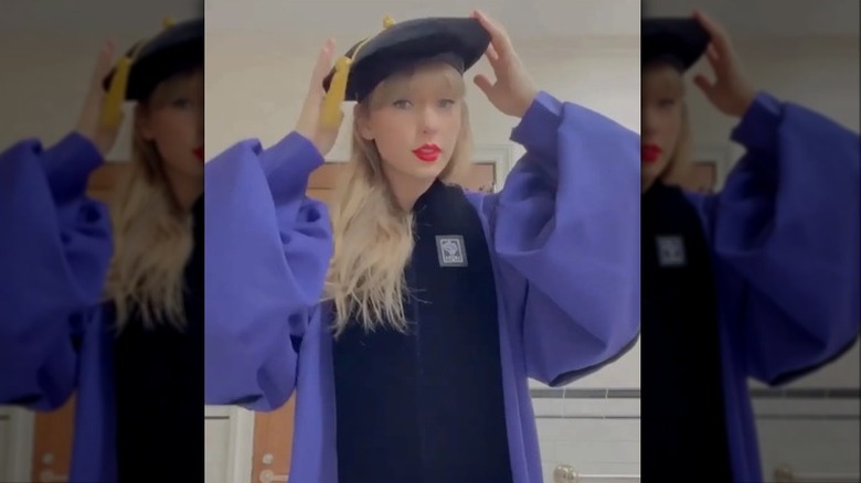 Taylor Swift portant une robe de graduation universitaire