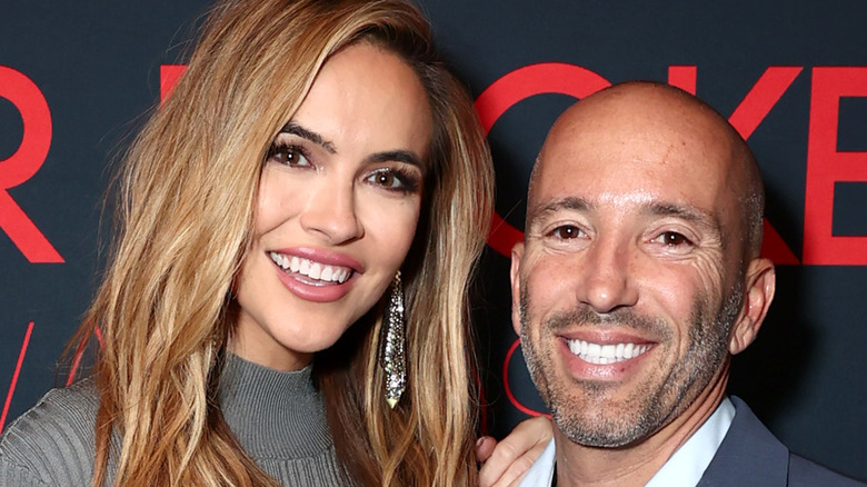 Chrishell Strause et Jason Oppenheim lors d'une conférence de presse 