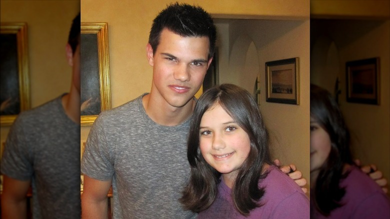 Taylor Lautner pose avec Ella Bleu Travolta