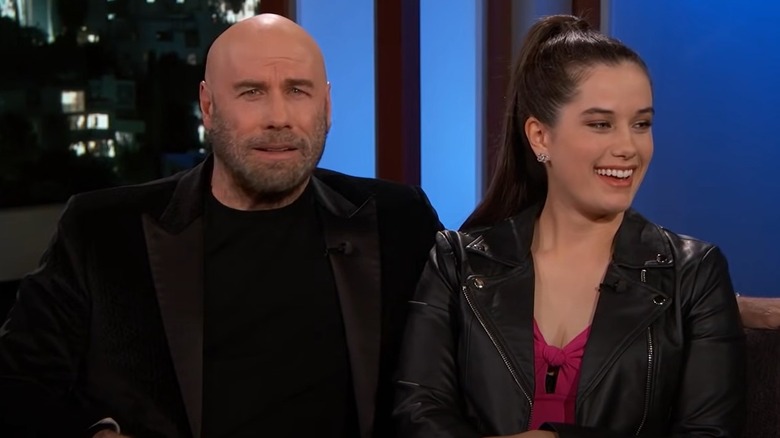 Ella Bleu Travolta rit à côté de son père