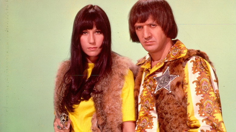 Cher et Sonny Bono, posant