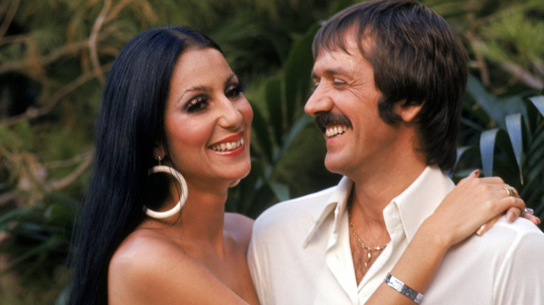 Sonny et Cher posant