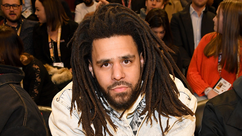 J. Cole posant