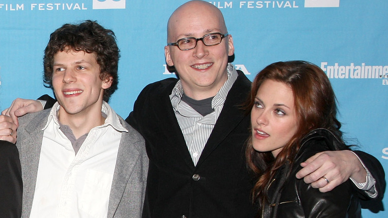 Kristen Stewart et Jesse Eisenberg posant avec Greg Mottola