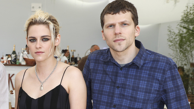 Kristen Stewart et Jesse Eisenberg posent 