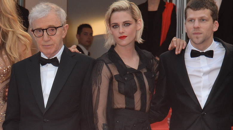 Woody Allen, Kristen Stewart et Jesse Eisenberg posant ensemble