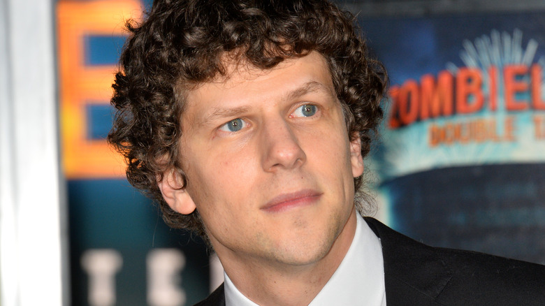 Jesse Eisenberg posant