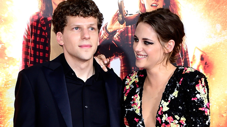 Kristen Stewart et Jesse Eisenberg sourient 