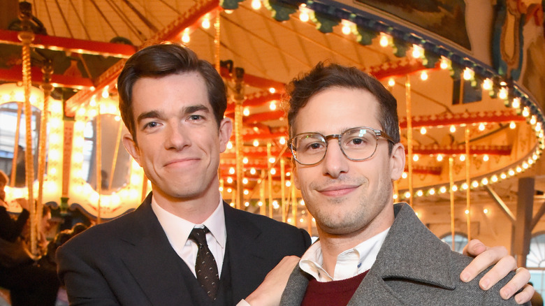 John Mulaney et Andy Samberg posent