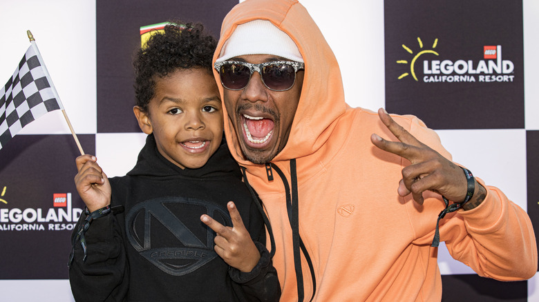 Nick Cannon pose avec l'un de ses enfants