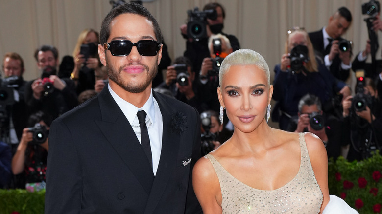 Kim Kardashian et Pete Davidson posant au Met Gala