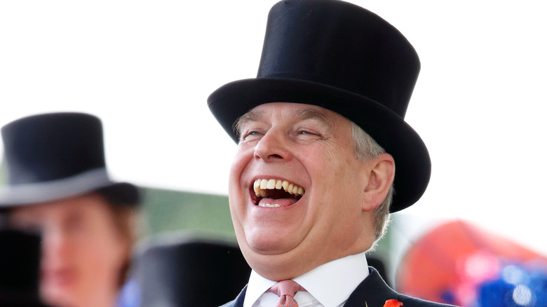 Le prince Andrew en chapeau haut de forme à Royal Ascot