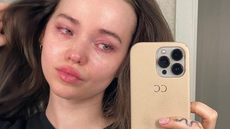 Dove Cameron prend un selfie en larmes