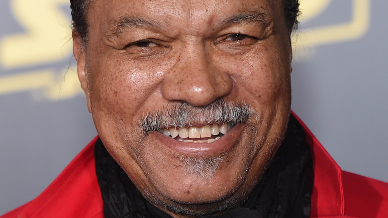 Billy Dee Williams portant une veste rouge