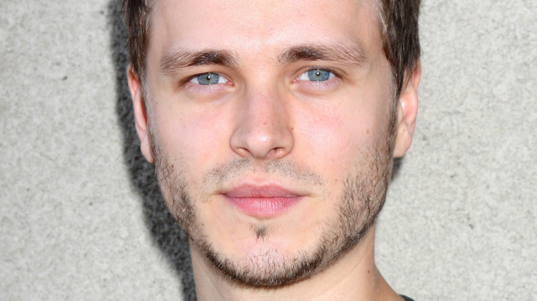 Jonathan Jackson avec une barbe hirsute