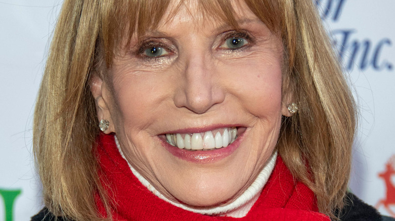 Leslie Charleson portant une écharpe rouge