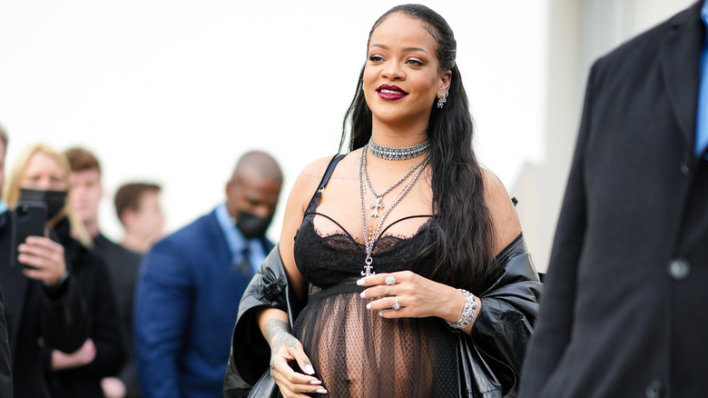 Rihanna en noir enceinte