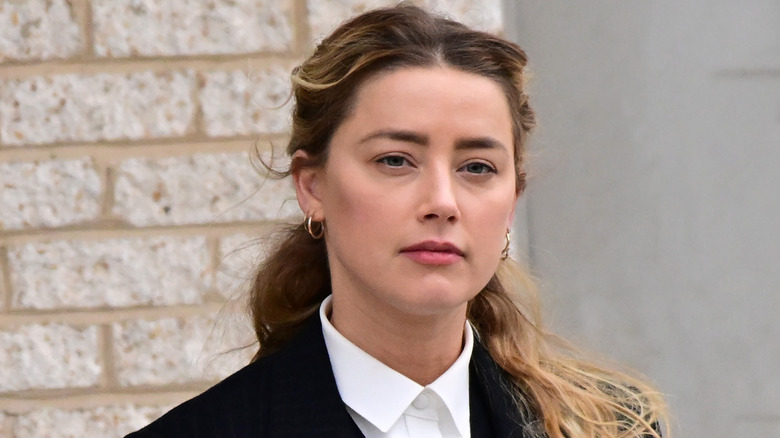 mber Heard quitte le tribunal devant le tribunal pendant le procès civil de Johnny Depp et Amber Heard au tribunal de circuit du comté de Fairfax