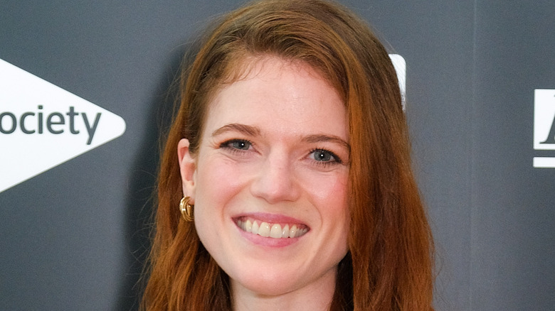 Rose Leslie souriante