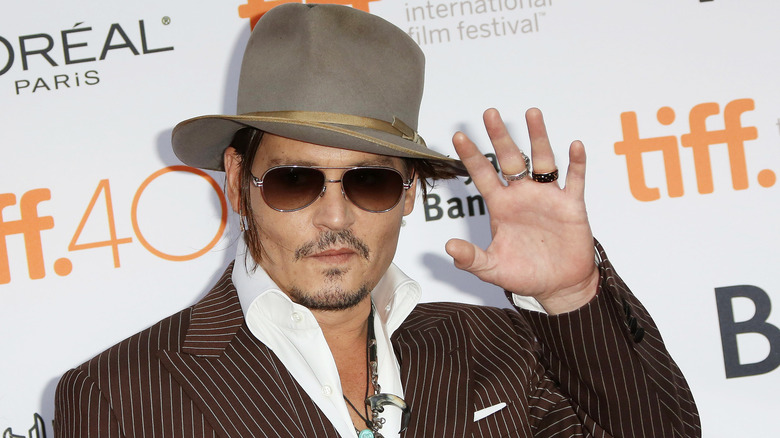 Johnny Depp fait signe