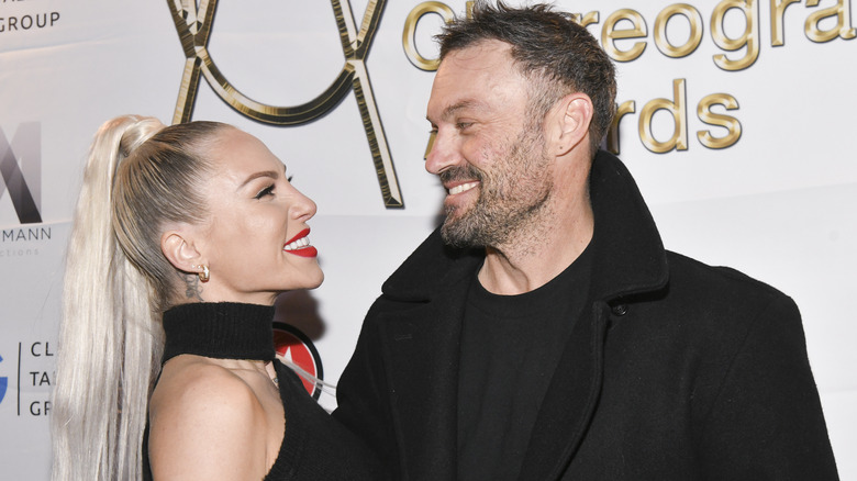 Brian Austin Green et Sharna Burgess posent 