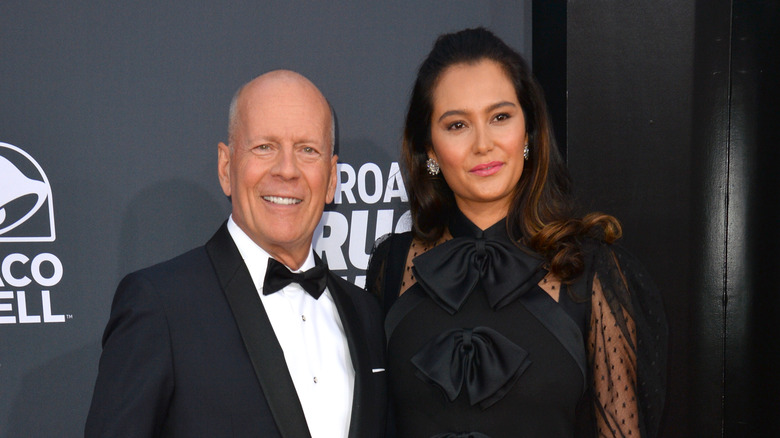 Emma Heming Willis et Bruce Willis sourient 