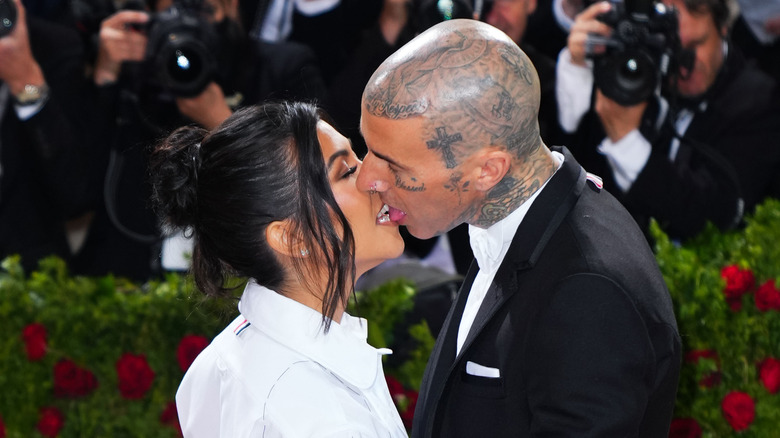 Travis Barker et Kourtney Kardashian s'embrassent 