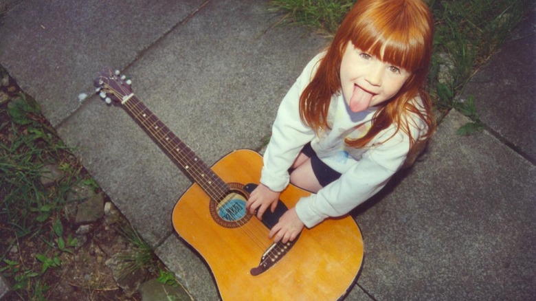 La jeune Karen Gillan à la guitare