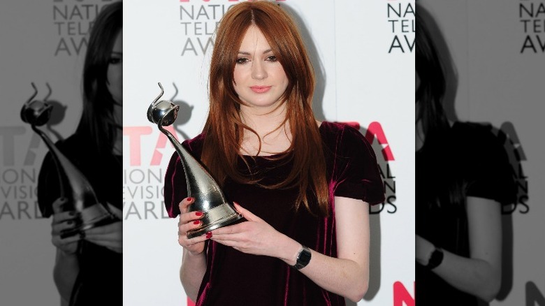 Karen Gillan tenant le trophée