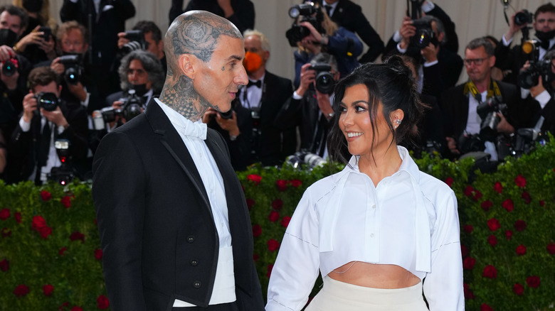 Kourtney Kardashian et Travis Barker sourient