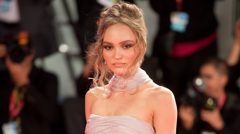 Lily-Rose Depp pose sur le tapis rouge