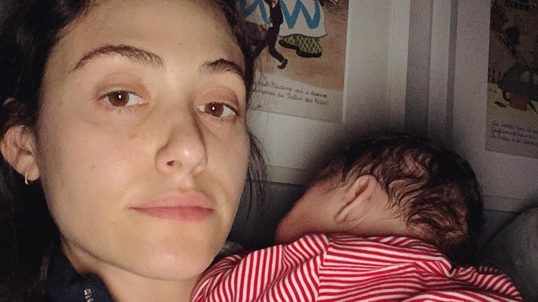 Emmy Rossum prend un selfie 