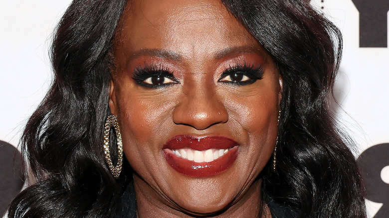 Viola Davis posant pour les caméras 